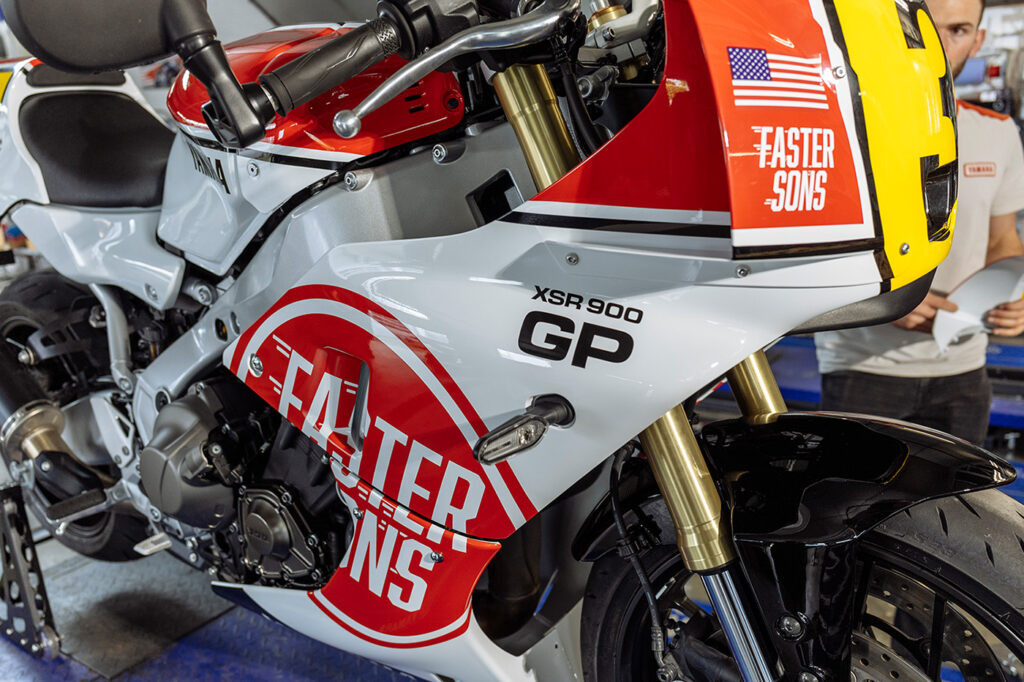 Ống xả Akrapovic titan giúp tăng công suất và âm thanh hấp dẫn