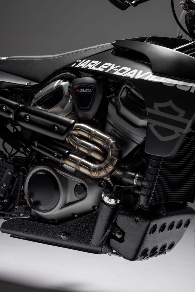 Ống xả dạng mid-high kết hợp lon Vance &amp; Hines cùng các tấm chắn nhiệt CNC