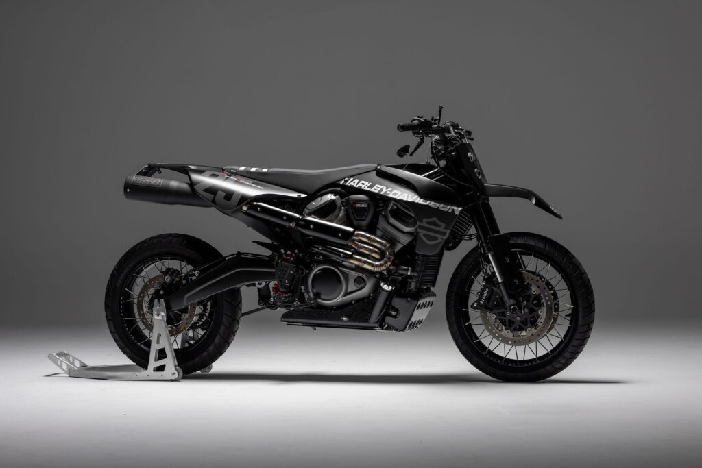 Pan America hóa thân thành Scrambler với tông màu đen nhám uy lực