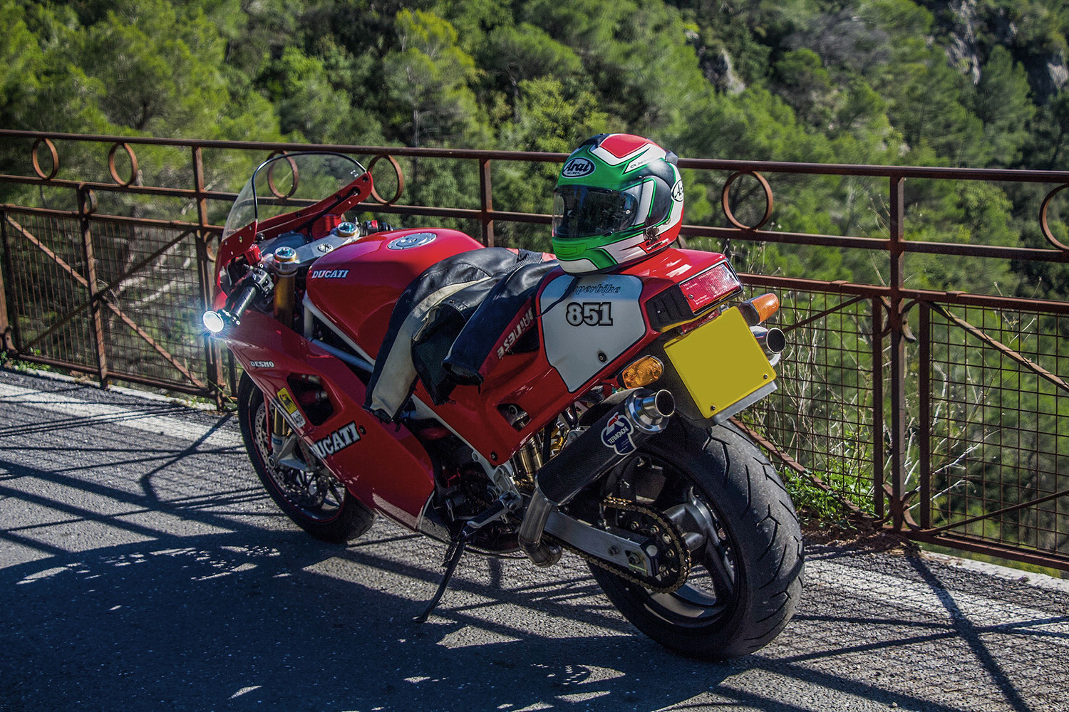 Phần đầu xe Ducati độ giữ nguyên kiểu dáng cổ điển nhưng ẩn chứa tinh thần thể thao mạnh mẽ