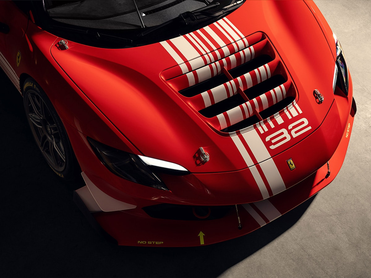 Phần đầu xe Ferrari 296 Challenge với khe thoát gió S-Duct