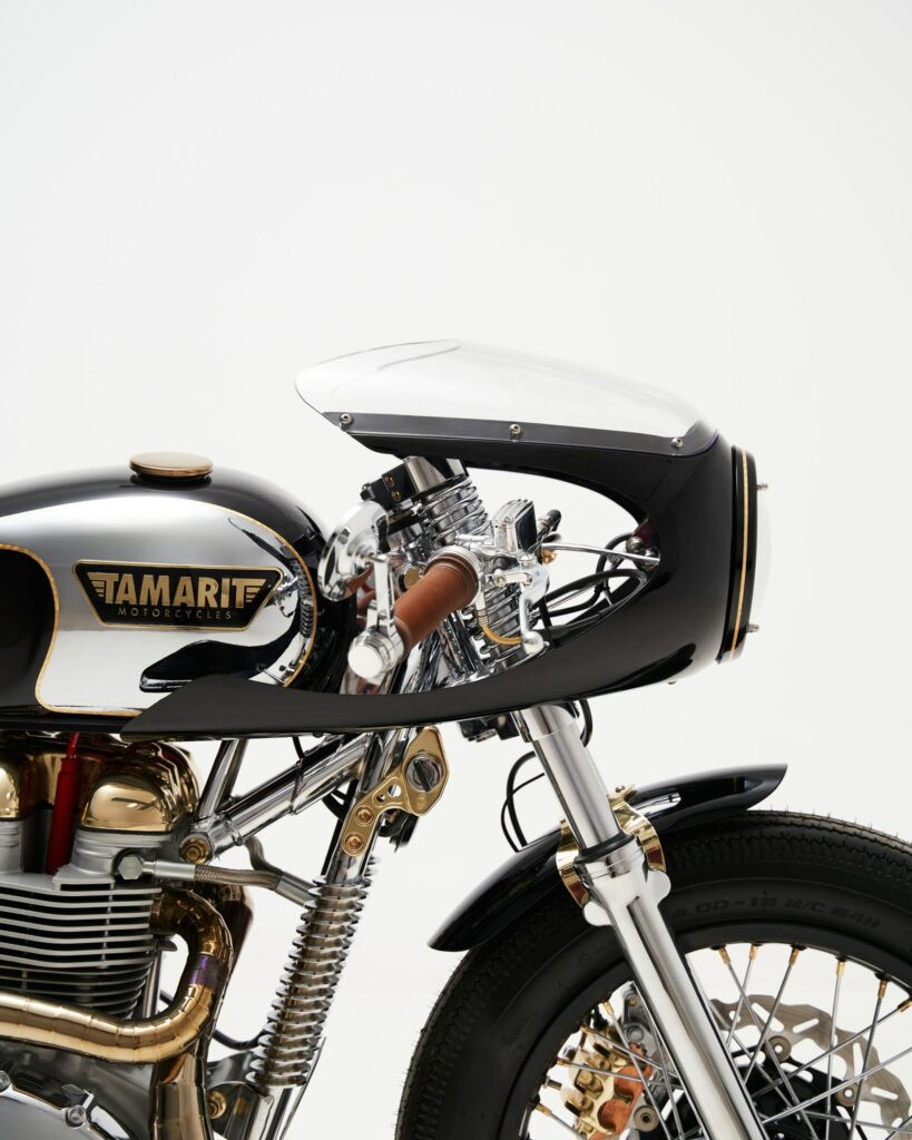 Phần đầu xe kết hợp chảng ba nguyên khối, đèn LED và fairing retro độc đáo