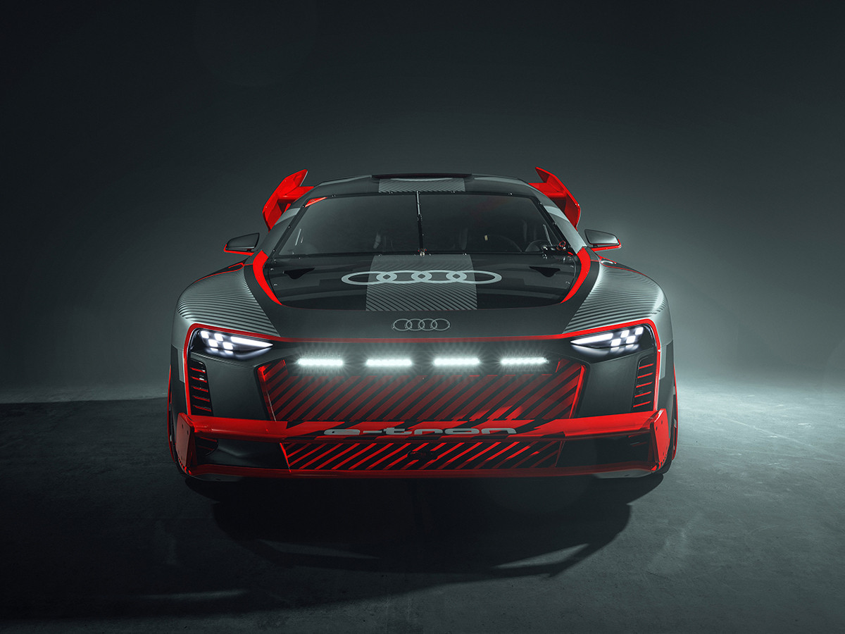 Phần đầu xe thiết kế theo phong cách vuông vức, dữ dằn đặc trưng dòng rally