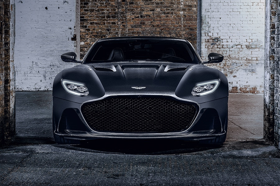 Phần đuôi xe DBS Superleggera với logo 007 bằng thép không gỉ