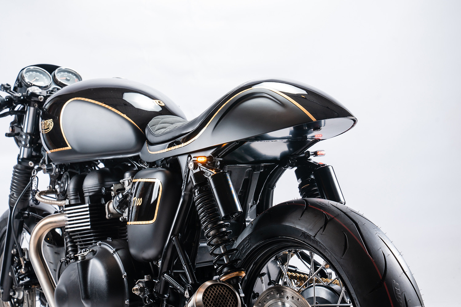 Phần đuôi xe được thiết kế mới hoàn toàn theo phong cách thể thao Thruxton