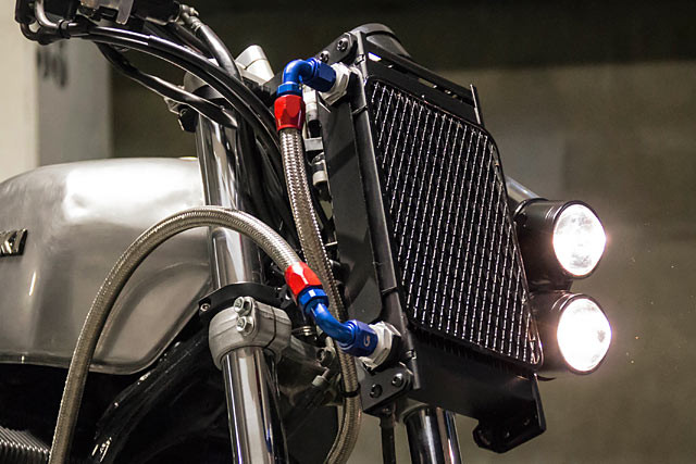 Phần đuôi xe sử dụng quây Kawasaki Z750 tạo nên phong cách cổ điển