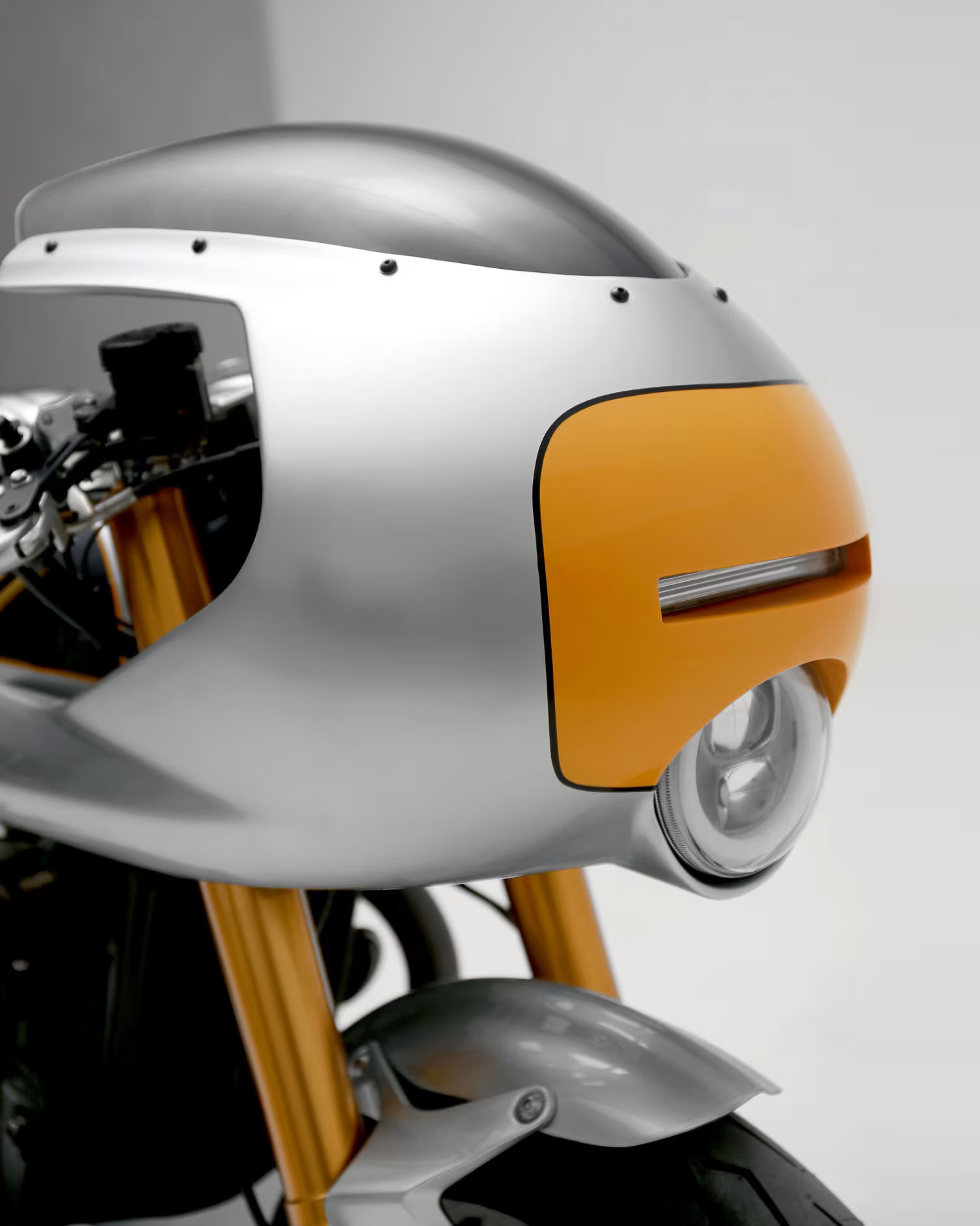 Phần đuôi xe với yên sau dạng cafe racer và số đua