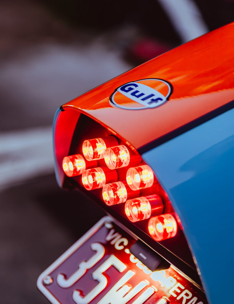 Phần fairing thủ công kết hợp phối màu Gulf Racing độc đáo