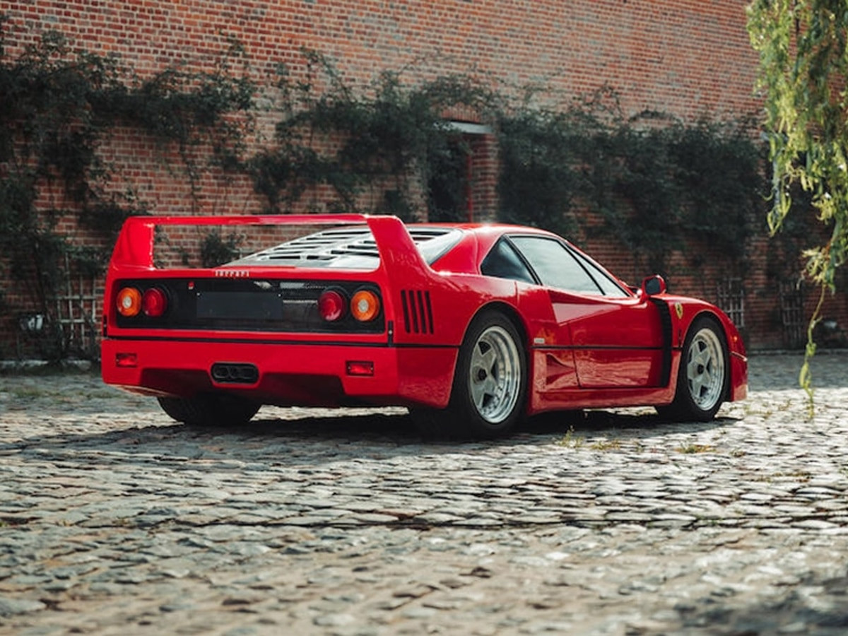 Phía sau của Ferrari F40 Berlinetta phiên bản 1989 tại sàn Bonhams