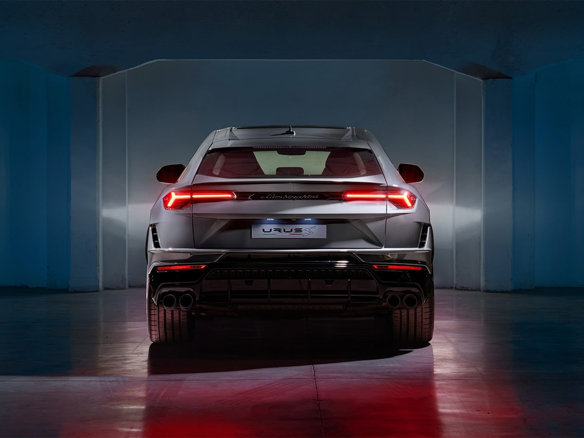 Phía sau Lamborghini Urus S cho cảm giác hầm hố và tinh tế hơn