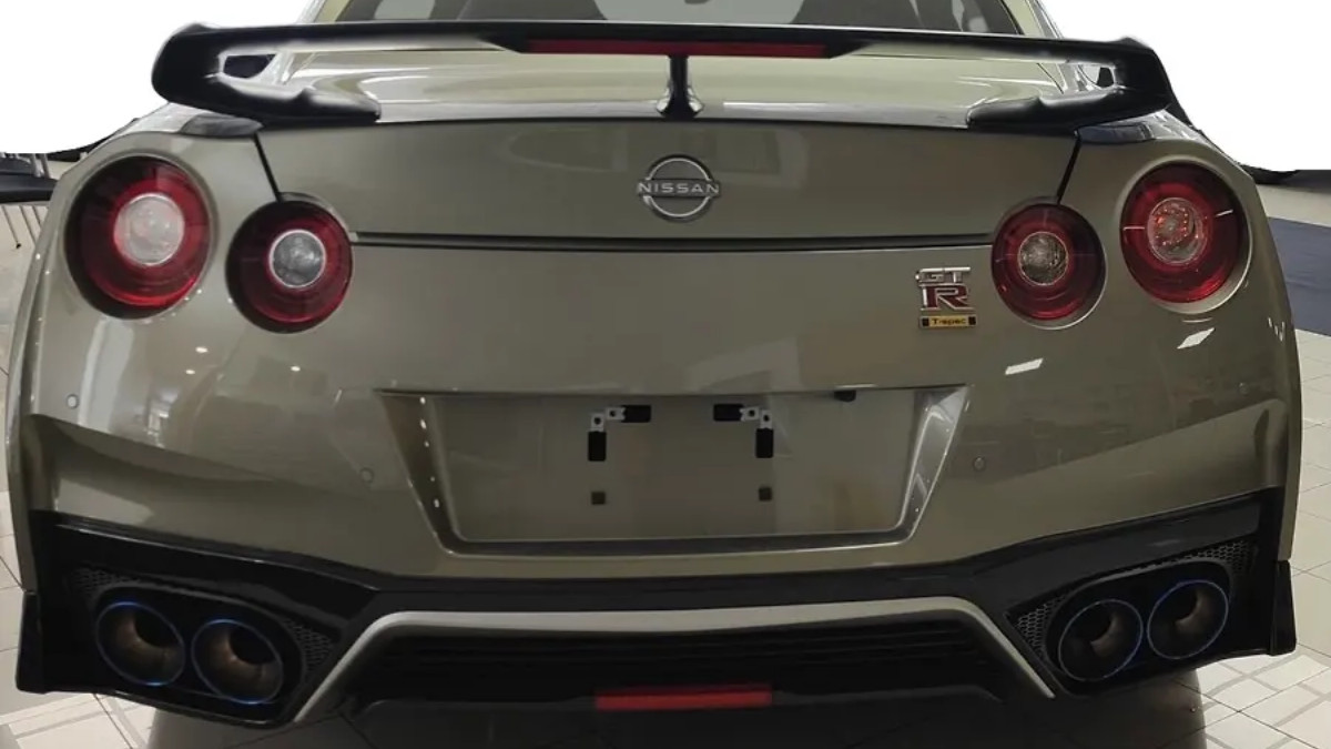 Phía sau Nissan GT-R T-Spec với cánh gió carbon