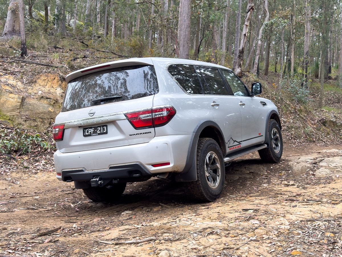 Phía sau Nissan Patrol Warrior trên đường địa hình