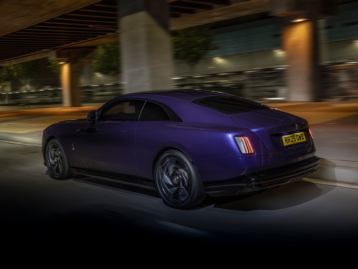 Phía sau xe Rolls-Royce Black Badge Spectre khi vận hành