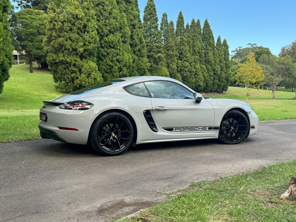 Porsche 718 Cayman Style Edition trong hầm đỗ xe – thiết kế độc đáo và phong cách thể thao ấn tượng
