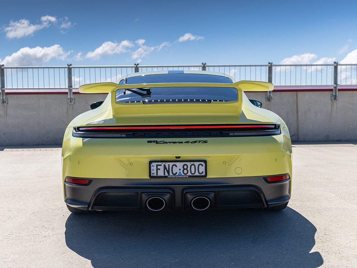 Porsche 911 Carrera GTS 2025 phía sau nổi bật với cụm đèn LED mới