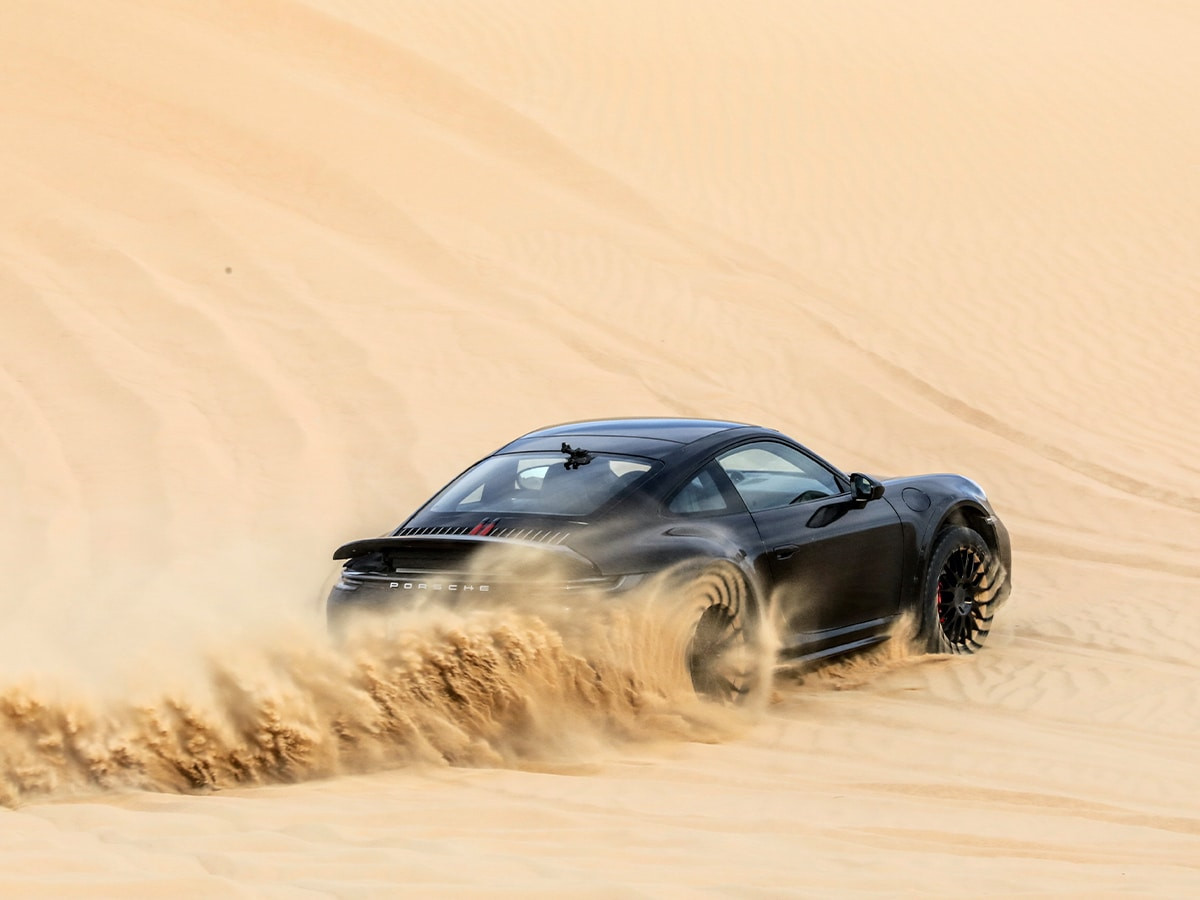 Porsche 911 Dakar mang dáng hình đặc trưng kết hợp với ngoại hình địa hình đầy cơ bắp
