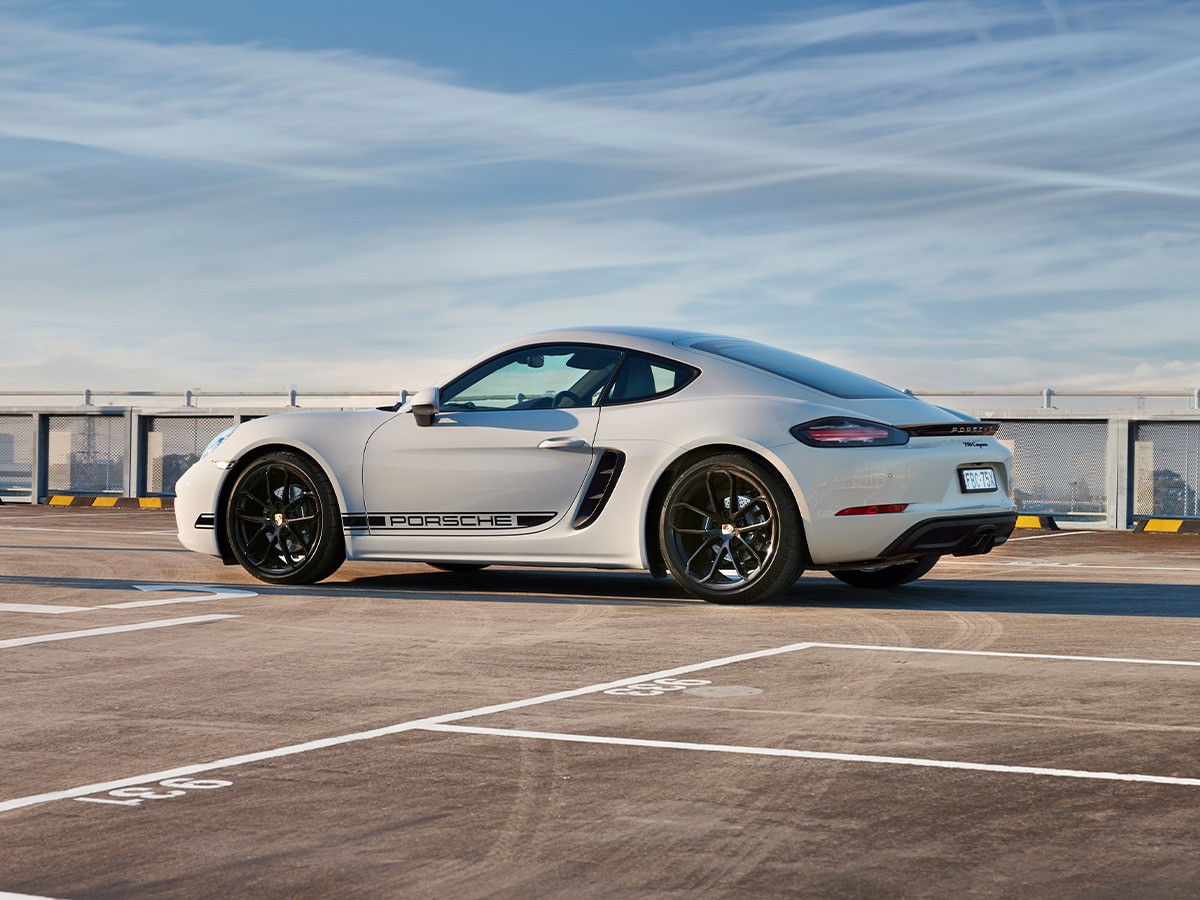 Porsche Cayman Style Edition màu Crayon nhìn từ phía sau tạo điểm nhấn với cụm ống xả hình tròn sơn màu đen