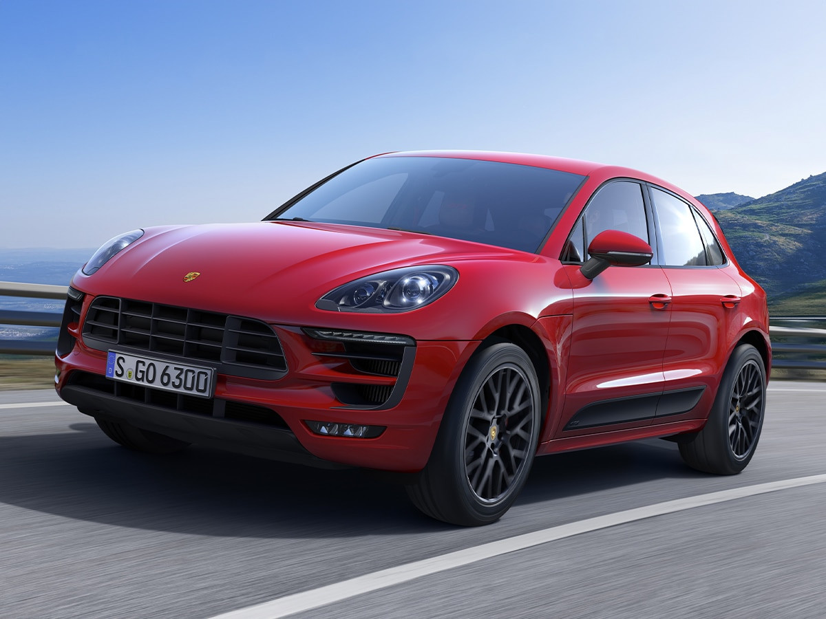 Porsche Macan đỏ tăng tốc trên cao tốc