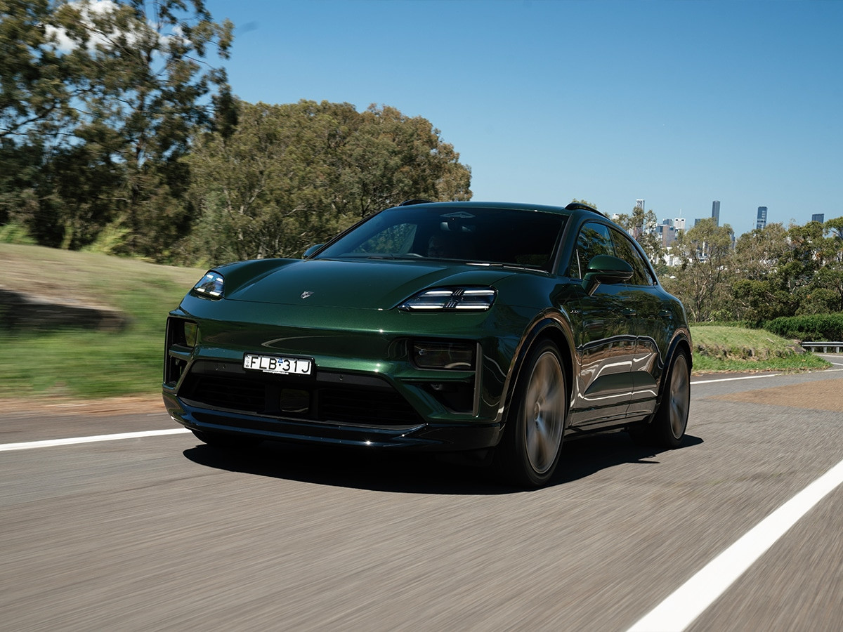 Porsche Macan Turbo 2025 biểu diễn khả năng tăng tốc trên đường đua