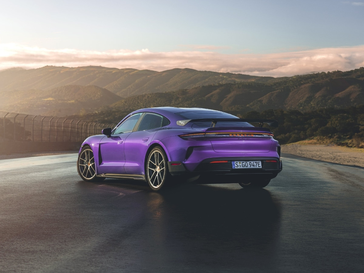 Porsche Taycan Turbo GT phía sau trong phối màu tím ánh kim