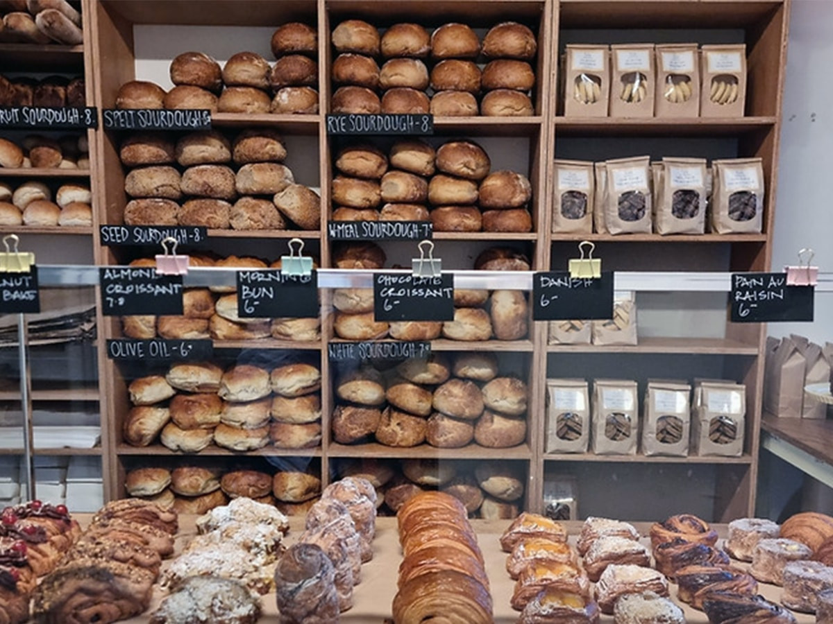 Quầy bánh ngọt thủ công tại Racine Bakery