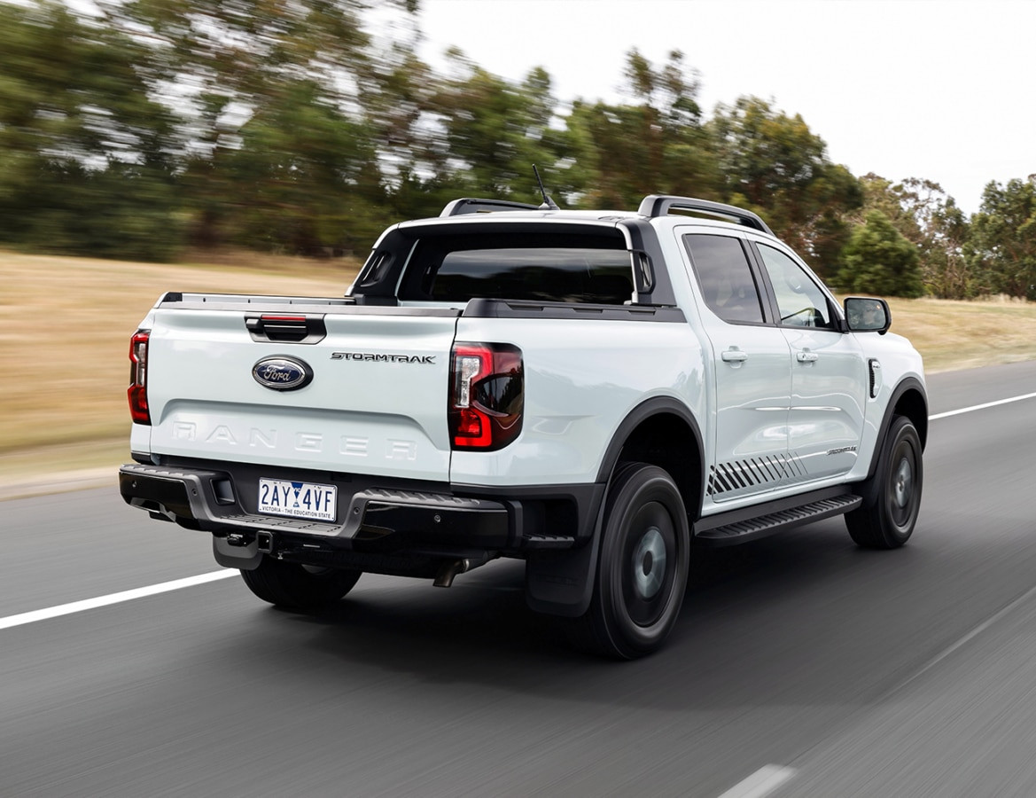 Ranger PHEV Stormtrak di chuyển trên đường