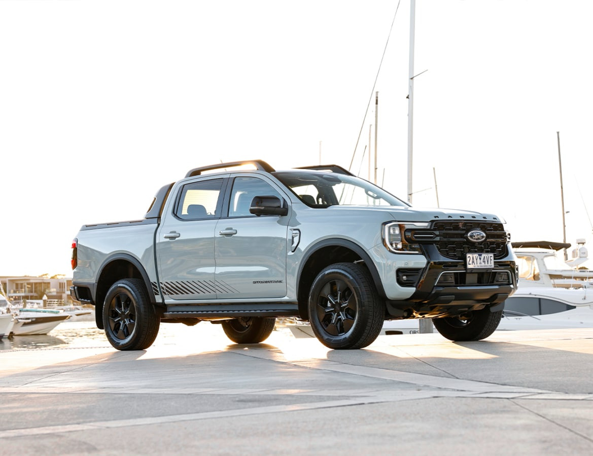 Ranger PHEV Stormtrak nhìn từ cạnh bên