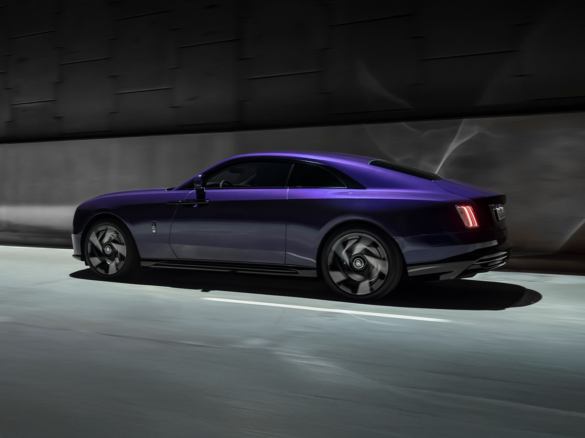 Rolls-Royce Black Badge Spectre trên đường