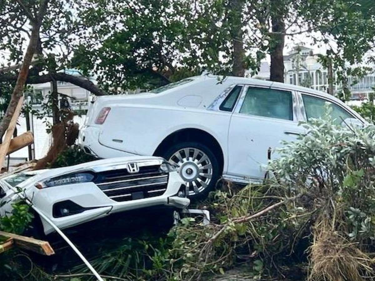 Rolls-Royce Phantom 2023 bị lũ nhấn chìm và mắc trên cây