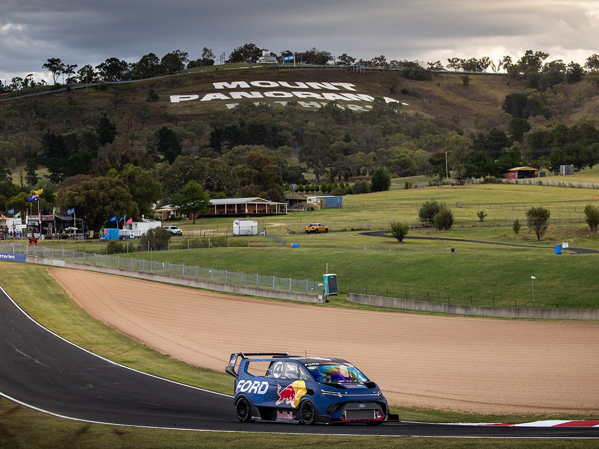 Romain Dumas thiết lập kỷ lục tại Bathurst với Ford SuperVan 4.2 | Image: Ford Australia