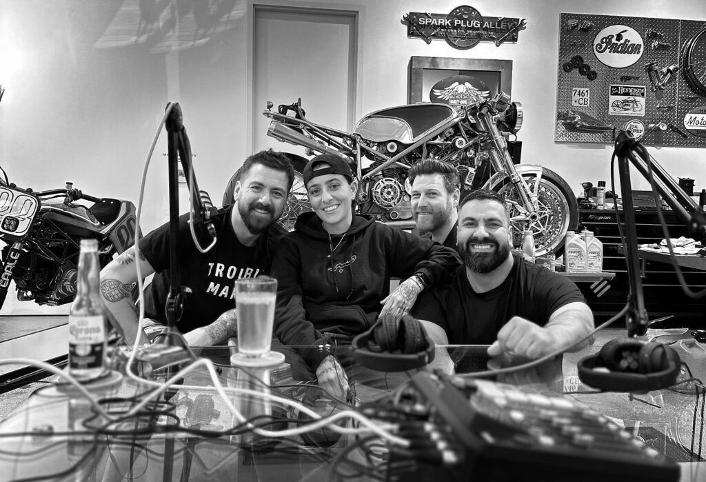 Scott Hopkin, J. Shia và Mark Hawwa cùng nhau trò chuyện tại studio podcast Pipeburn Uncut
