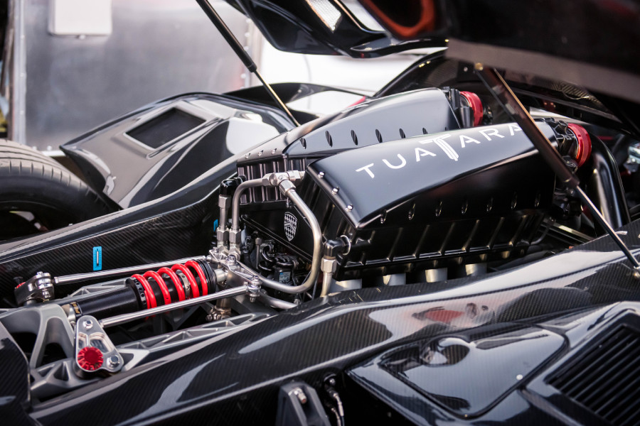 Siêu xe SSC Tuatara màu trắng đang bứt tốc trên đường thẳng tại bang Nevada, Mỹ