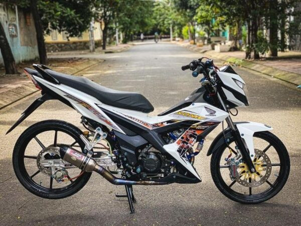 Sonic độ kiểng phối tông tím – vàng với mâm đúc thể thao đặc trưng