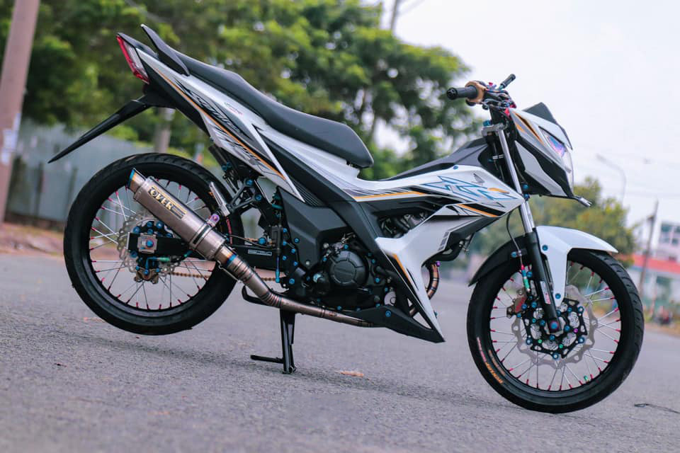 Sonic độ kiểng phong cách đơn giản với màu trắng đen tinh tế