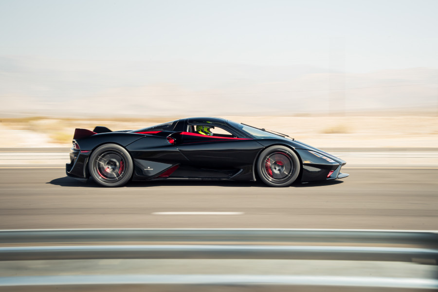 SSC Tuatara màu bạc bóng loáng tạo dáng trước đường chạy thử tốc độ ở Nevada
