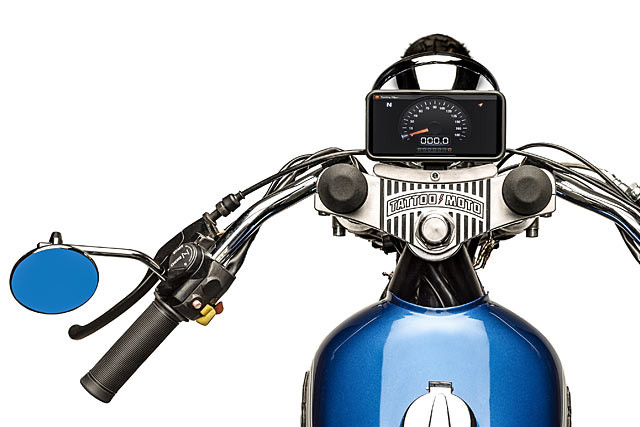Sự kết hợp đầy nghệ thuật của đèn pha chopper và bình xăng Honda cổ điển