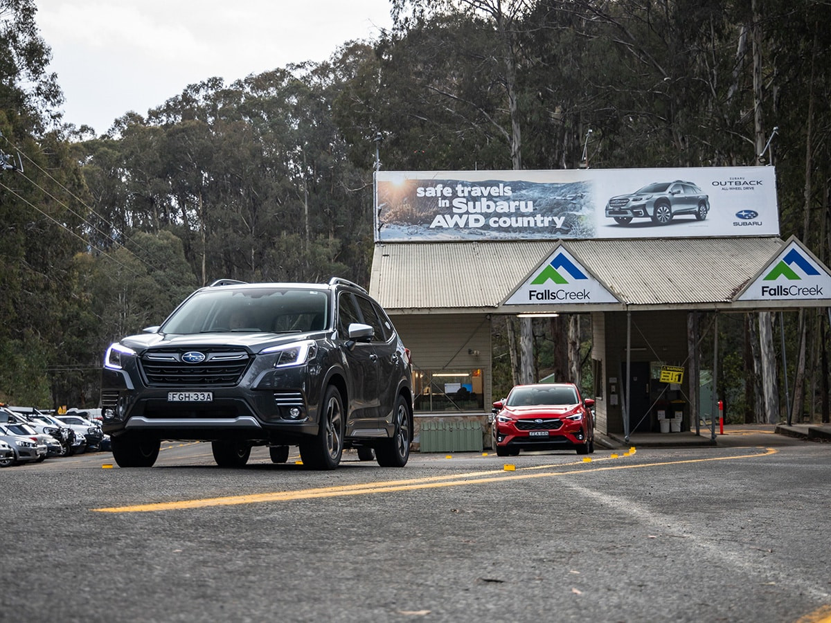 Subaru di chuyển qua cổng chính khu nghỉ dưỡng Falls Creek