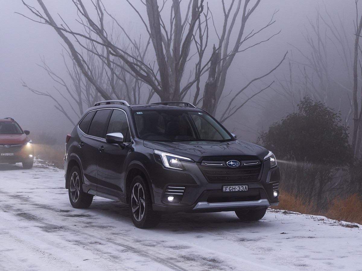 Subaru Forester di chuyển trên tuyết tại khu vực Falls Creek