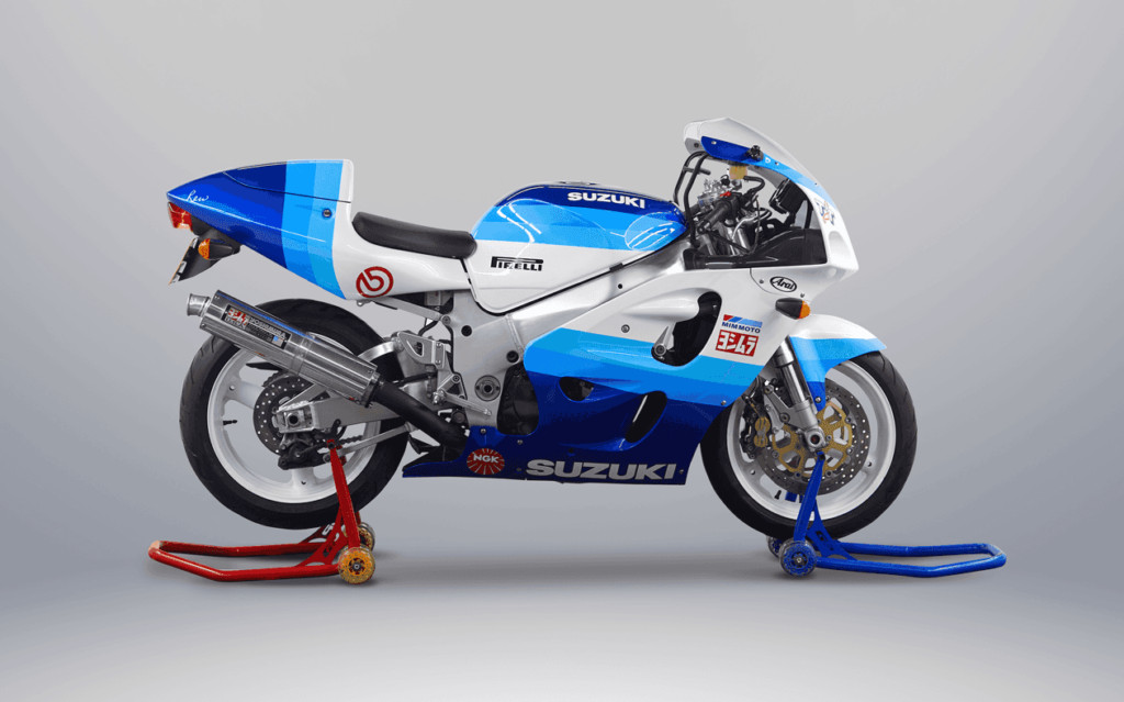 Suzuki GSX-R750 SRAD 1998 bản độ nhìn chính diện như xe đua GP