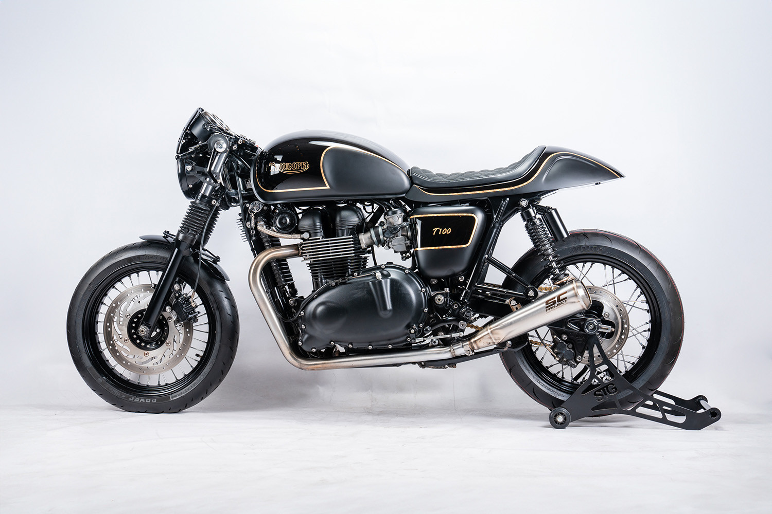 Tay lái clip-on và gương gắn dưới tay tạo nên tư thế lái đậm chất cafe racer