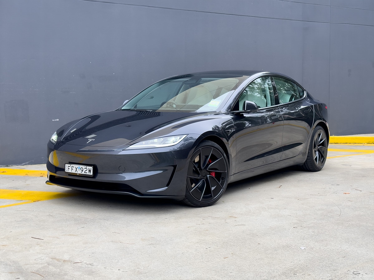 Tesla Model 3 Performance màu trắng trên đường cao tốc ở Úc