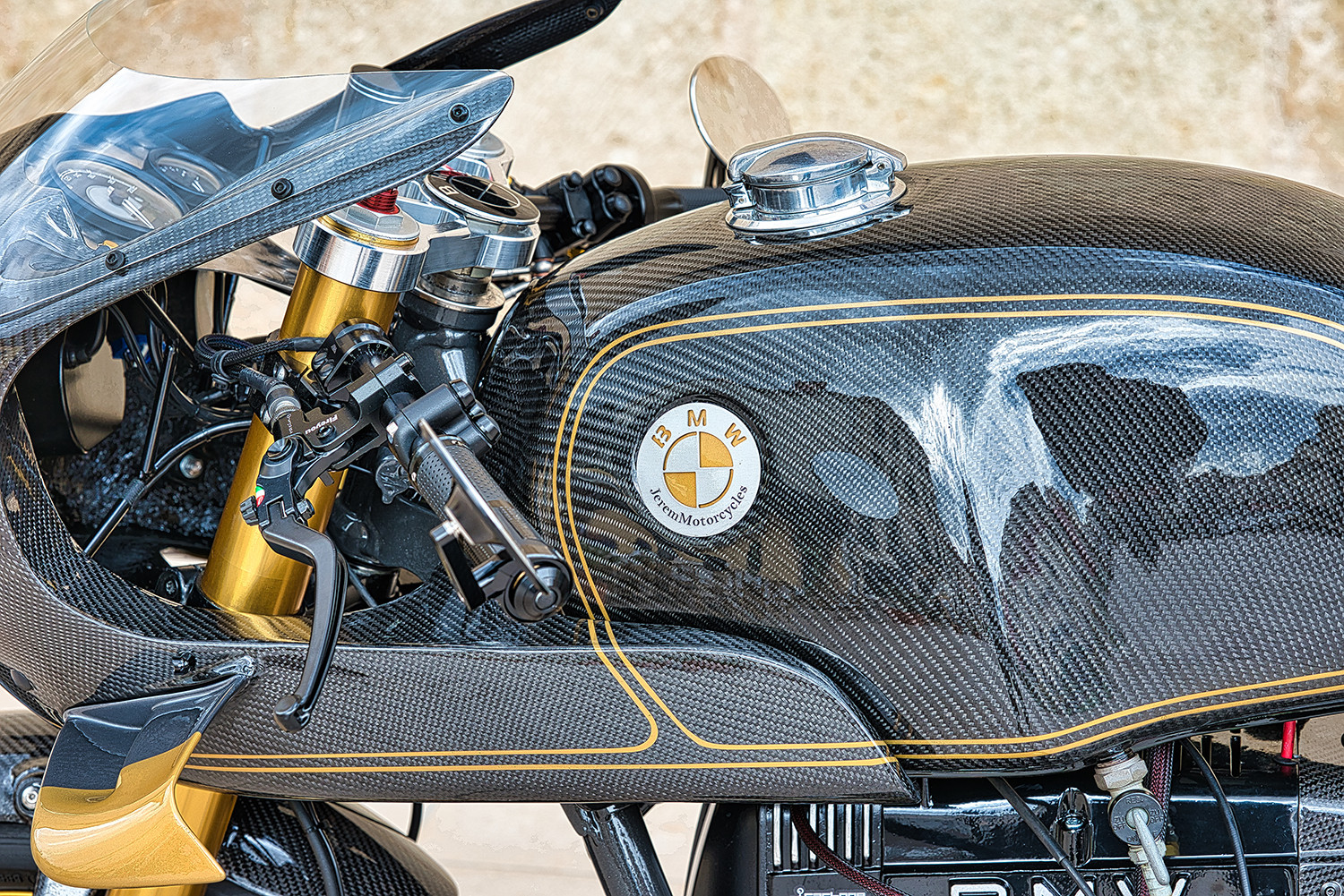Thân xe bằng carbon, đuôi xe Café Racer được bọc da thủ công tinh tế