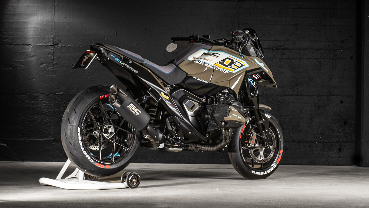 Thiết kế đuôi xe gọn nhẹ và tối giản mang đặc trưng Super Moto