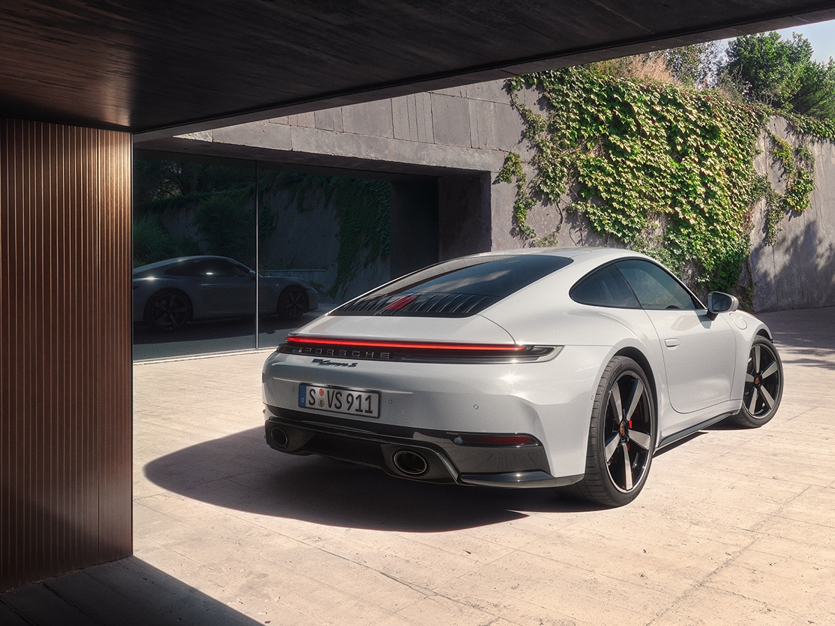 Thiết kế đuôi xe thể thao trên Porsche 911 Carrera S 2025