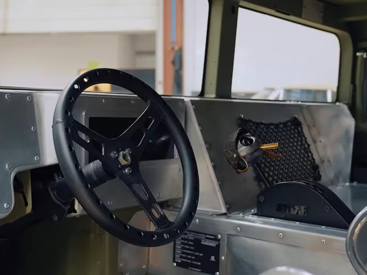 Thiết kế nội thất xe Humvee 6x6 độ với trần sao và cần số hình đầu lâu đội mũ lính
