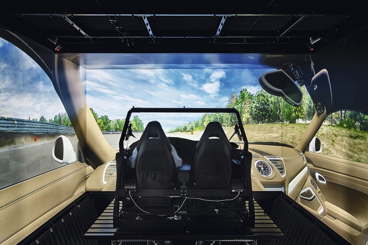 Thiết kế phía sau của Porsche Macan EV năng động và mạnh mẽ