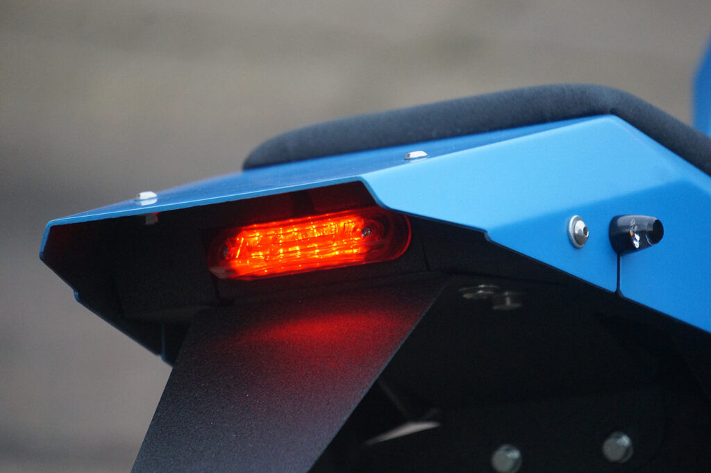 Thiết kế yên và đuôi xe phong cách flat tracker
