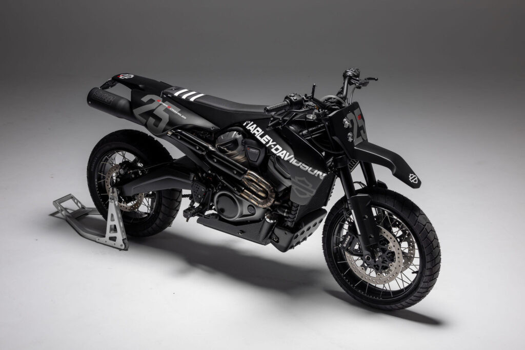 Toàn bộ phần yên và đuôi xe được tối giản hóa cho phong cách Scrambler