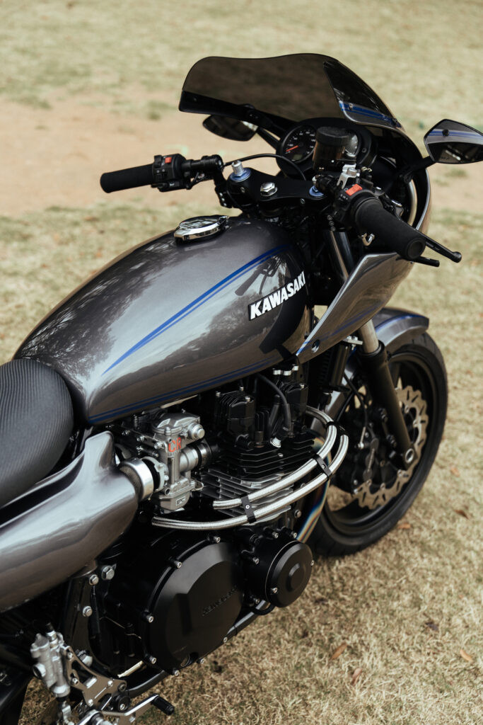 Toàn bộ thân xe tái tạo theo diện mạo café racer tối giản nhưng mạnh mẽ