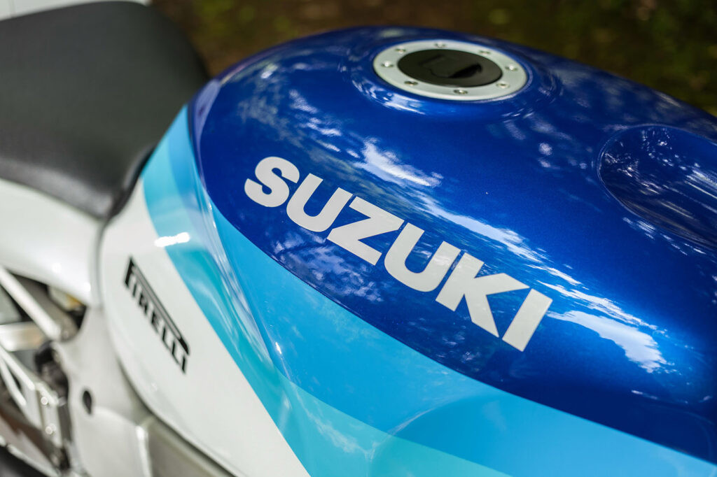 Toàn cảnh chiếc Suzuki GSX-R750 SRAD 1998 sau khi hoàn tất quá trình phục chế
